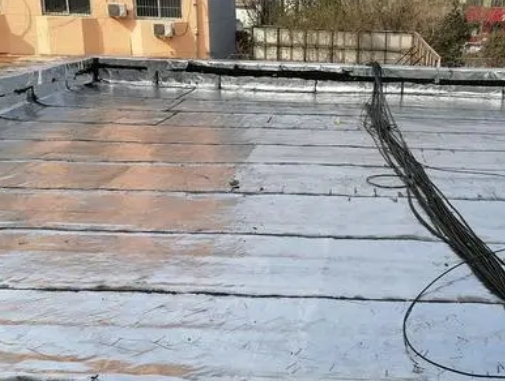 康乐卫生间漏水维修公司分享下康乐屋面楼顶防水刚性防水层施工要点。